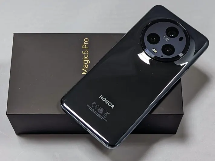 Image of the Honor Magic 5 Pro smartphone, designed for tech enthusiasts, showcased by Geekzilla.tech.